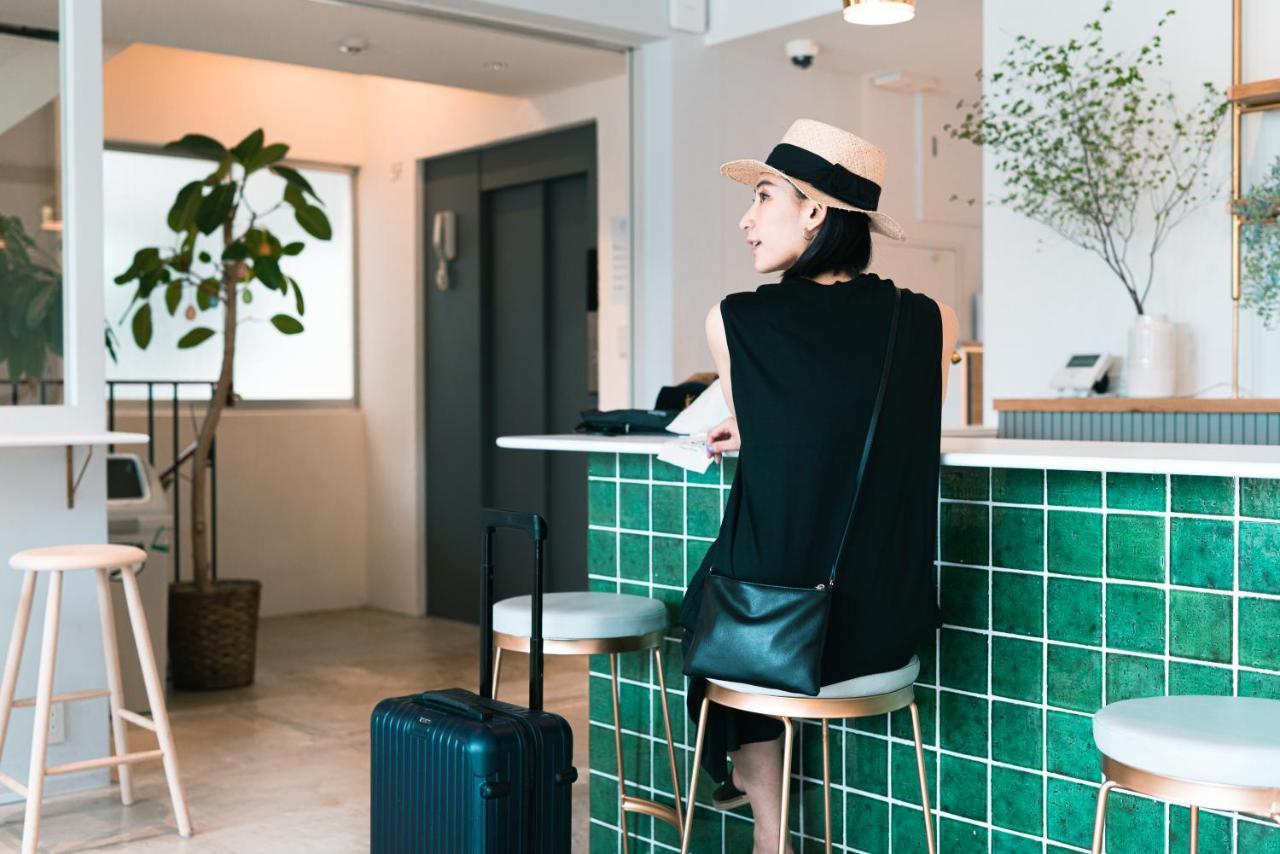 Mayu Tokyo Woman Buitenkant foto